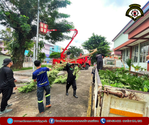 ดับเพลิงนครแม่สอด ออกดำเนินการตัดแต่งต้นไม้ ณ สำนักงานสรรพสามิตตาก สาขาแม่สอด