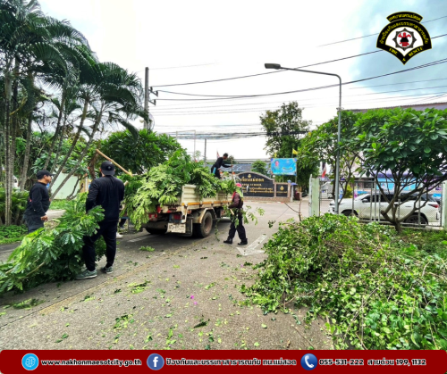 ดับเพลิงนครแม่สอด ออกดำเนินการตัดแต่งต้นไม้ ณ สำนักงานสรรพสามิตตาก สาขาแม่สอด