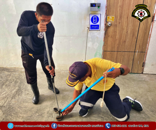 ดับเพลิงนครแม่สอด ออกดำเนินการจับสัตว์เลื้อยคลาน (งู) บ้านเรือนประชาชน ใกล้เคียงอู่ช่างเปี๊ยก