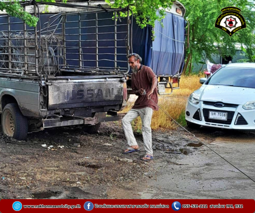  ดับเพลิงนครแม่สอด ออกดำเนินการช่วยเหลือประชาชน เหตุรถยนต์ติดหล่ม บริเวณถนนการค้า 2 ใกล้เคียงสตาร์ ไนท์