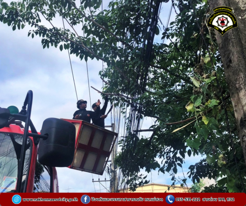 ดับเพลิงนครแม่สอด ออกดำเนินการตัดต้นไม้พาดผ่านสายไฟฟ้า บริเวณบ้านพักสำนักงานสรรพากร สาขาแม่สอด