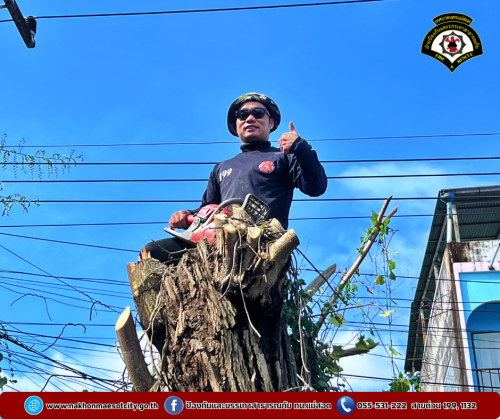 ดับเพลิงนครแม่สอด ออกดำเนินการตัดต้นไม้พาดผ่านสายไฟฟ้า บริเวณบ้านพักสำนักงานสรรพากร สาขาแม่สอด