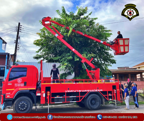 ดับเพลิงนครแม่สอด ออกดำเนินการตัดต้นไม้พาดผ่านสายไฟฟ้า บริเวณใกล้เคียงพงศธรณ์ ทนายความ
