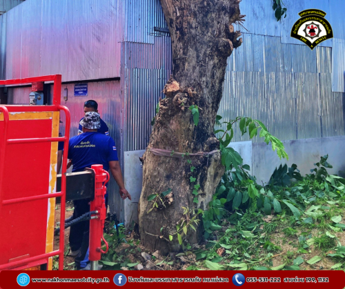 ดับเพลิงนครแม่สอด ออกดำเนินการตัดต้นไม้พาดผ่านสายไฟฟ้า บริเวณใกล้เคียงพงศธรณ์ ทนายความ