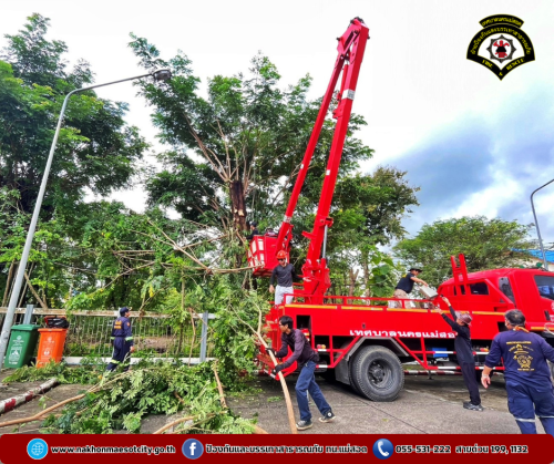 ดับเพลิงนครแม่สอด ออกดำเนินการตัดต้นไม้ เนื่องจากกิ่งไม้หักโค่น บริเวณศาลจังหวัดแม่สอด
