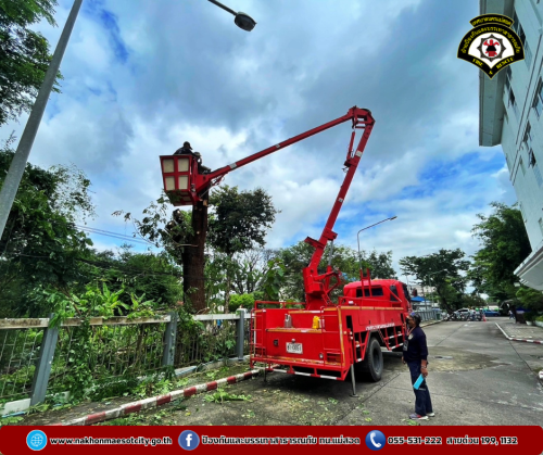 ดับเพลิงนครแม่สอด ออกดำเนินการตัดต้นไม้ เนื่องจากกิ่งไม้หักโค่น บริเวณศาลจังหวัดแม่สอด