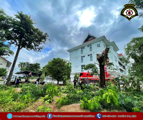 ดับเพลิงนครแม่สอด ออกดำเนินการตัดต้นไม้ เนื่องจากกิ่งไม้หักโค่น บริเวณศาลจังหวัดแม่สอด