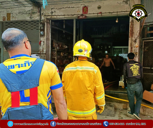 ดับเพลิงนครแม่สอด ออกระงับเหตุเพลิงไหม้ร้านเฟอร์นิเจอร์ไม้ บริเวณใกล้เคียงร้านกระเพาะปลาริมเมย