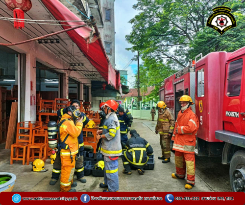 ดับเพลิงนครแม่สอด ออกระงับเหตุเพลิงไหม้ร้านเฟอร์นิเจอร์ไม้ บริเวณใกล้เคียงร้านกระเพาะปลาริมเมย