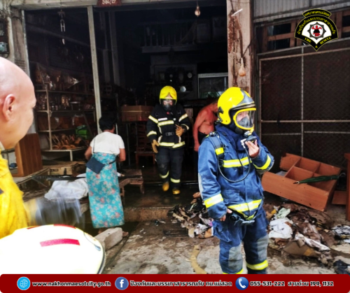 ดับเพลิงนครแม่สอด ออกระงับเหตุเพลิงไหม้ร้านเฟอร์นิเจอร์ไม้ บริเวณใกล้เคียงร้านกระเพาะปลาริมเมย