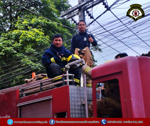 ดับเพลิงนครแม่สอด ออกระงับเหตุเพลิงไหม้ร้านเฟอร์นิเจอร์ไม้ บริเวณใกล้เคียงร้านกระเพาะปลาริมเมย