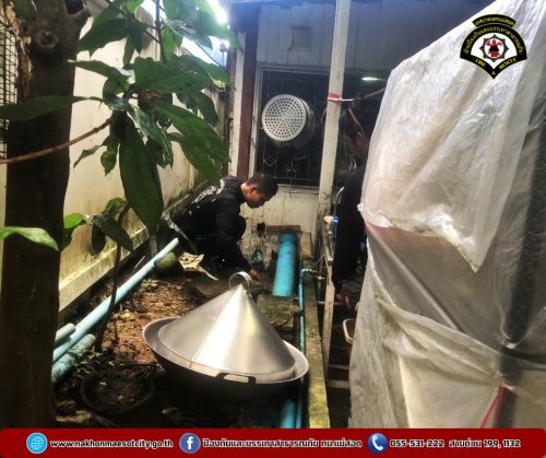 ดับเพลิงนครแม่สอด ออกดำเนินการจับสัตว์เลื้อยคลาน (งู) บ้านเรือนประชาชน ใกล้เคียงโรงเรียนเทศบาลวัดมณีไพรสณฑ์