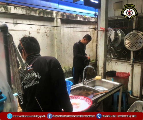 ดับเพลิงนครแม่สอด ออกดำเนินการจับสัตว์เลื้อยคลาน (งู) บ้านเรือนประชาชน ใกล้เคียงโรงเรียนเทศบาลวัดมณีไพรสณฑ์