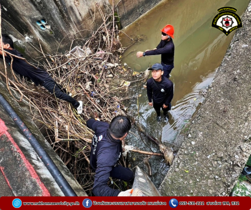 ดับเพลิงนครแม่สอด ออกดำเนินการเก็บกิ่งไม้ในคลองแม่สอด บริเวณซอยปันหยี่