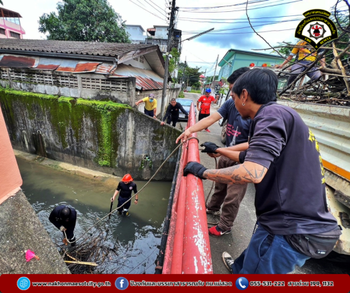 ดับเพลิงนครแม่สอด ออกดำเนินการเก็บกิ่งไม้ในคลองแม่สอด บริเวณซอยปันหยี่