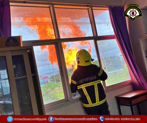 ดับเพลิงนครแม่สอด ดำเนินการกำจัดรังผึ้ง บริเวณโรงเรียนเทศบาลเฉลิมพระเกียรติสมเด็จพระเทพรัตนราชสุดาฯ 