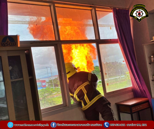 ดับเพลิงนครแม่สอด ดำเนินการกำจัดรังผึ้ง บริเวณโรงเรียนเทศบาลเฉลิมพระเกียรติสมเด็จพระเทพรัตนราชสุดาฯ 