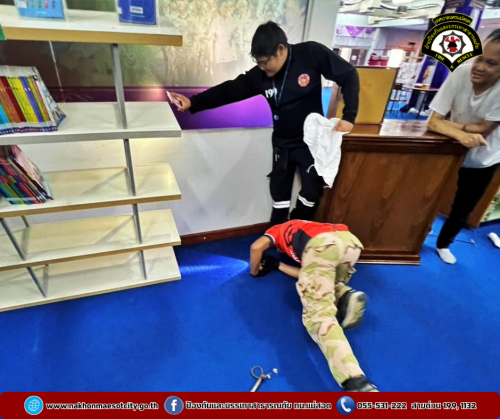 ดับเพลิงนครแม่สอด ออกดำเนินการจับสัตว์เลื้อยคลาน (งู) บริเวณห้องสมุดเฉลิมพระเกียรติฯ OTOP