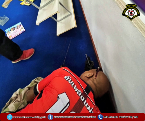 ดับเพลิงนครแม่สอด ออกดำเนินการจับสัตว์เลื้อยคลาน (งู) บริเวณห้องสมุดเฉลิมพระเกียรติฯ OTOP