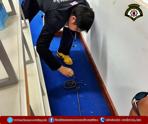 ดับเพลิงนครแม่สอด ออกดำเนินการจับสัตว์เลื้อยคลาน (งู) บริเวณห้องสมุดเฉลิมพระเกียรติฯ OTOP