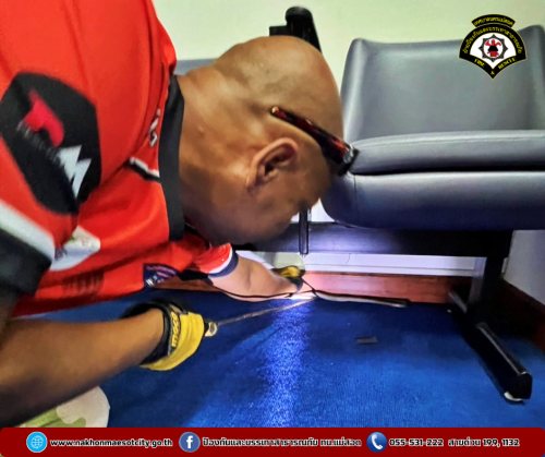 ดับเพลิงนครแม่สอด ออกดำเนินการจับสัตว์เลื้อยคลาน (งู) บริเวณห้องสมุดเฉลิมพระเกียรติฯ OTOP