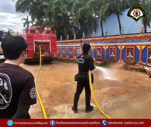 ดับเพลิงนครแม่สอด ออกดำเนินการฉีดล้างทำความสะอาด บริเวณถนนหน้าวัดบุญญาวาส