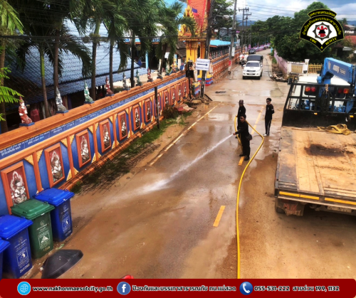 ดับเพลิงนครแม่สอด ออกดำเนินการฉีดล้างทำความสะอาด บริเวณถนนหน้าวัดบุญญาวาส