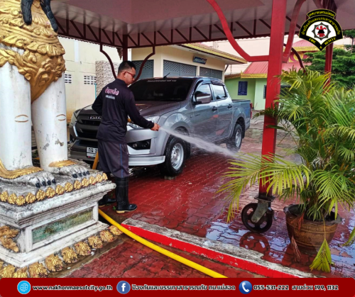 ดับเพลิงนครแม่สอด ออกดำเนินการฉีดล้างทำความสะอาด บริเวณวัดแม่ซอดน่าด่าน