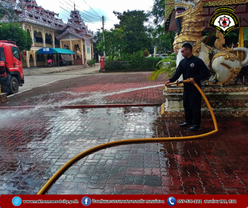 ดับเพลิงนครแม่สอด ออกดำเนินการฉีดล้างทำความสะอาด บริเวณวัดแม่ซอดน่าด่าน