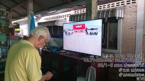 เจ้าหน้าที่กองยุทธศาสตร์และงบประมาณ ดำเนินการซ่อมแซมเคเบิ้ลทีวี เพื่อการศึกษาเทศบาลนครแม่สอด