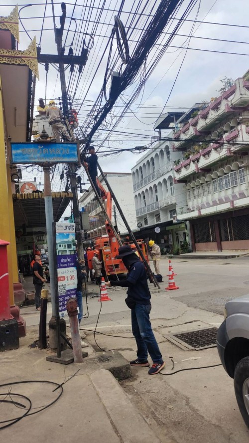 เจ้าหน้าที่กองยุทธศาสตร์และงบประมาณ ดำเนินการซ่อมแซมเคเบิ้ลทีวี เพื่อการศึกษาเทศบาลนครแม่สอด