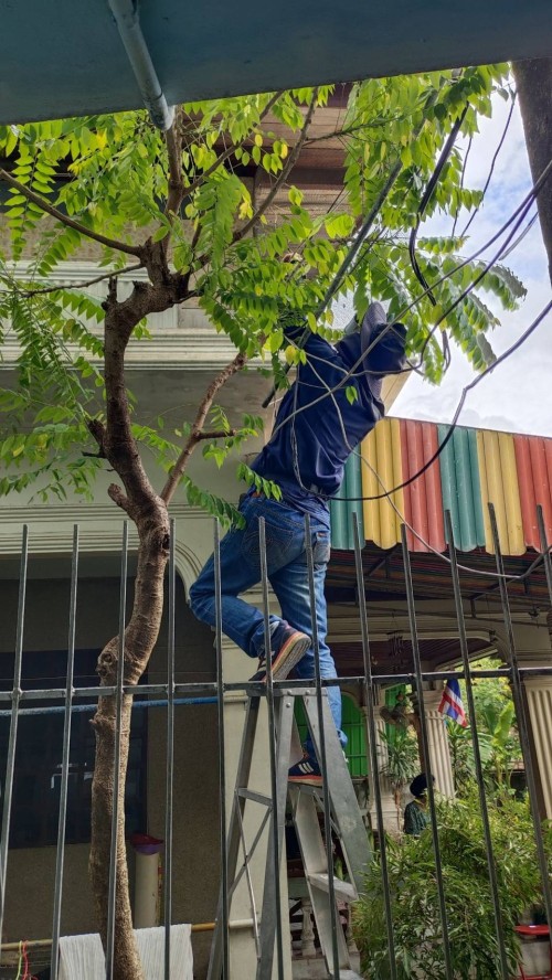 เจ้าหน้าที่กองยุทธศาสตร์และงบประมาณ ดำเนินการตามคำร้องขอติดตั้งซ่อมแซมเคเบิ้ลทีวี เพื่อการศึกษาเทศบาลนครแม่สอด