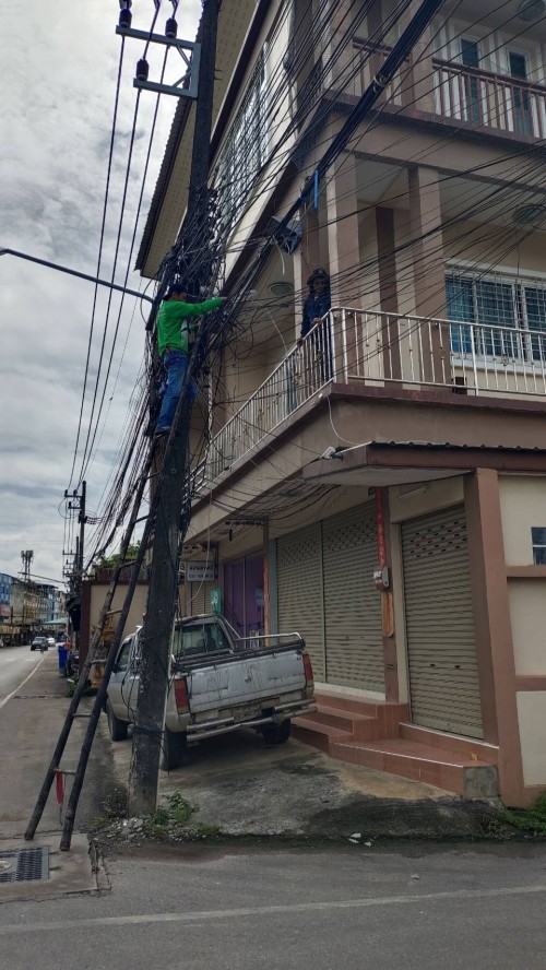 เจ้าหน้าที่กองยุทธศาสตร์และงบประมาณ ดำเนินการตามคำร้องขอตรวจสอบและซ่อมแซมเคเบิ้ลทีวี เพื่อการศึกษาเทศบาลนครแม่สอด