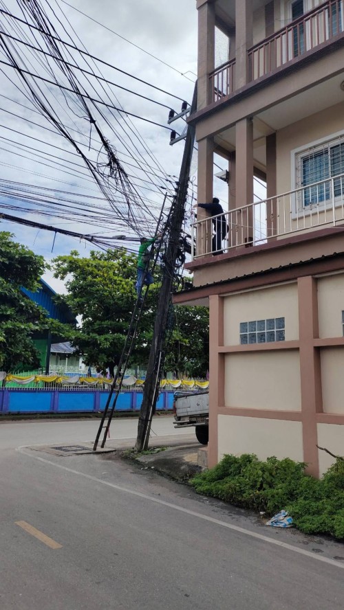 เจ้าหน้าที่กองยุทธศาสตร์และงบประมาณ ดำเนินการตามคำร้องขอตรวจสอบและซ่อมแซมเคเบิ้ลทีวี เพื่อการศึกษาเทศบาลนครแม่สอด