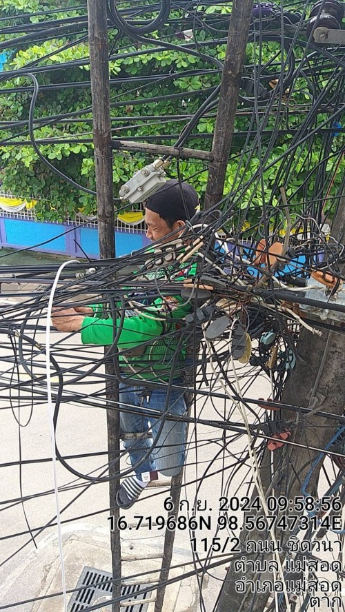 เจ้าหน้าที่กองยุทธศาสตร์และงบประมาณ ดำเนินการตามคำร้องขอตรวจสอบและซ่อมแซมเคเบิ้ลทีวี เพื่อการศึกษาเทศบาลนครแม่สอด