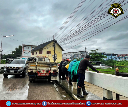 ดับเพลิงนครแม่สอด ออกดำเนินการเก็บกิ่งไม้ในคลองแม่สอด บริเวณสะพานจ๊อกจอ