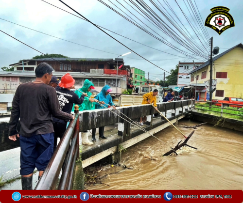 ดับเพลิงนครแม่สอด ออกดำเนินการเก็บกิ่งไม้ในคลองแม่สอด บริเวณสะพานจ๊อกจอ