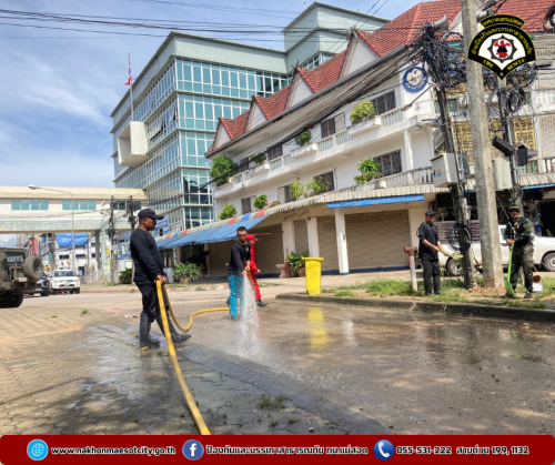 ดับเพลิงนครแม่สอด ลงพื้นที่ปฏิบัติการ “ช่วยเหลือกันหลังน้ำท่วม” ฟื้นฟูทำความสะอาดตลาดริมเมย