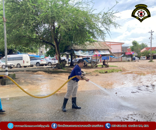 ดับเพลิงนครแม่สอด ลงพื้นที่ปฏิบัติการ “ช่วยเหลือกันหลังน้ำท่วม” ฟื้นฟูทำความสะอาดตลาดริมเมย