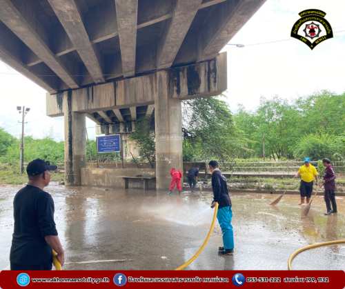 ดับเพลิงนครแม่สอด ลงพื้นที่ปฏิบัติการ “ช่วยเหลือกันหลังน้ำท่วม” ฟื้นฟูทำความสะอาดตลาดริมเมย