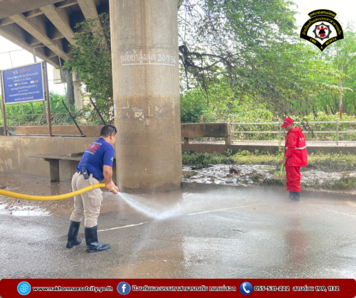 ดับเพลิงนครแม่สอด ลงพื้นที่ปฏิบัติการ “ช่วยเหลือกันหลังน้ำท่วม” ฟื้นฟูทำความสะอาดตลาดริมเมย