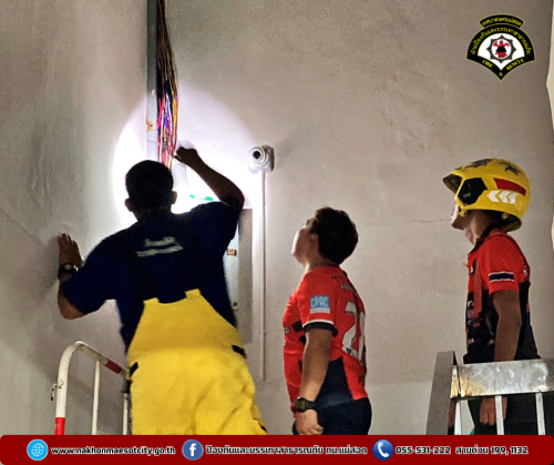 ดับเพลิงนครแม่สอด ออกระงับเหตุไฟฟ้าลัดวงจร บริเวณภายในอาคารสนามกีฬา 5 อำเภอชายแดน 