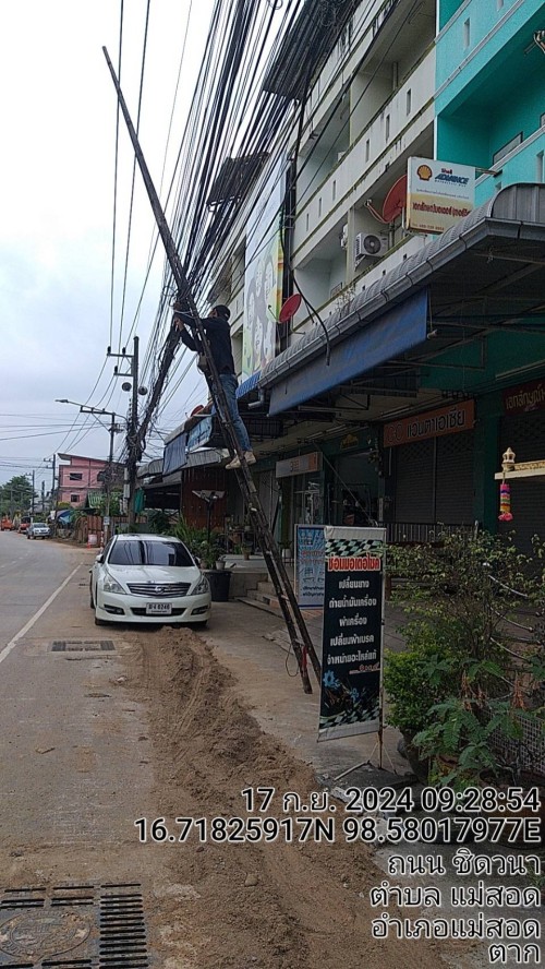 เจ้าหน้าที่กองยุทธศาสตร์และงบประมาณ ดำเนินการตามคำร้องขอตรวจสอบและซ่อมแซมเคเบิ้ลทีวี เพื่อการศึกษาเทศบาลนครแม่สอด