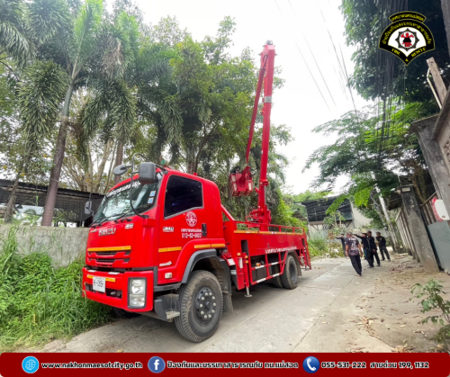 ดับเพลิงนครแม่สอด ออกดำเนินการตัดต้นไม้บดบังทัศนวิสัย บริเวณหลังศูนย์แท็กซี่ฯ ชุมชนสักทอง