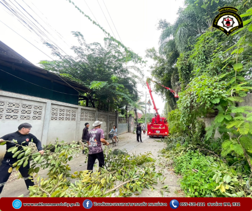 ดับเพลิงนครแม่สอด ออกดำเนินการตัดต้นไม้บดบังทัศนวิสัย บริเวณหลังศูนย์แท็กซี่ฯ ชุมชนสักทอง