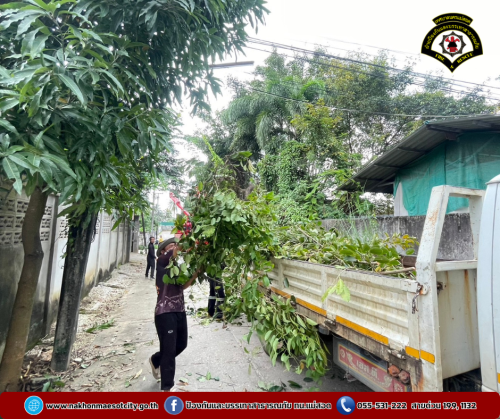 ดับเพลิงนครแม่สอด ออกดำเนินการตัดต้นไม้บดบังทัศนวิสัย บริเวณหลังศูนย์แท็กซี่ฯ ชุมชนสักทอง