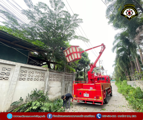 ดับเพลิงนครแม่สอด ออกดำเนินการตัดต้นไม้บดบังทัศนวิสัย บริเวณหลังศูนย์แท็กซี่ฯ ชุมชนสักทอง
