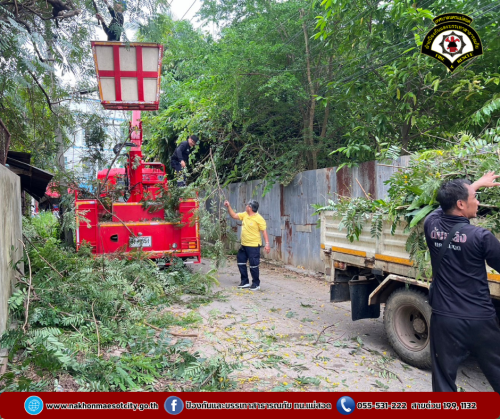ดับเพลิงนครแม่สอด ออกดำเนินการตัดต้นไม้บดบังทัศนวิสัย บริเวณหลังศูนย์แท็กซี่ฯ ชุมชนสักทอง
