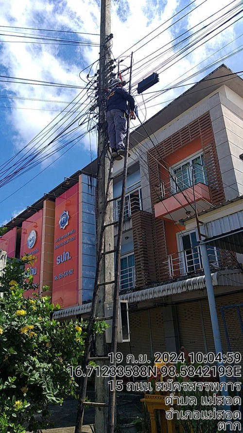 เจ้าหน้าที่กองยุทธศาสตร์และงบประมาณ ดำเนินการตามคำร้องขอตรวจสอบและซ่อมแซมเคเบิ้ลทีวี เพื่อการศึกษาเทศบาลนครแม่สอด