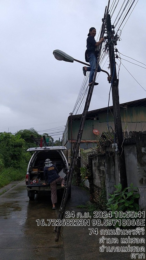 เจ้าหน้าที่กองยุทธศาสตร์และงบประมาณ ดำเนินการตามคำร้องขอซ่อมแซมเคเบิ้ลทีวี เพื่อการศึกษาเทศบาลนครแม่สอด